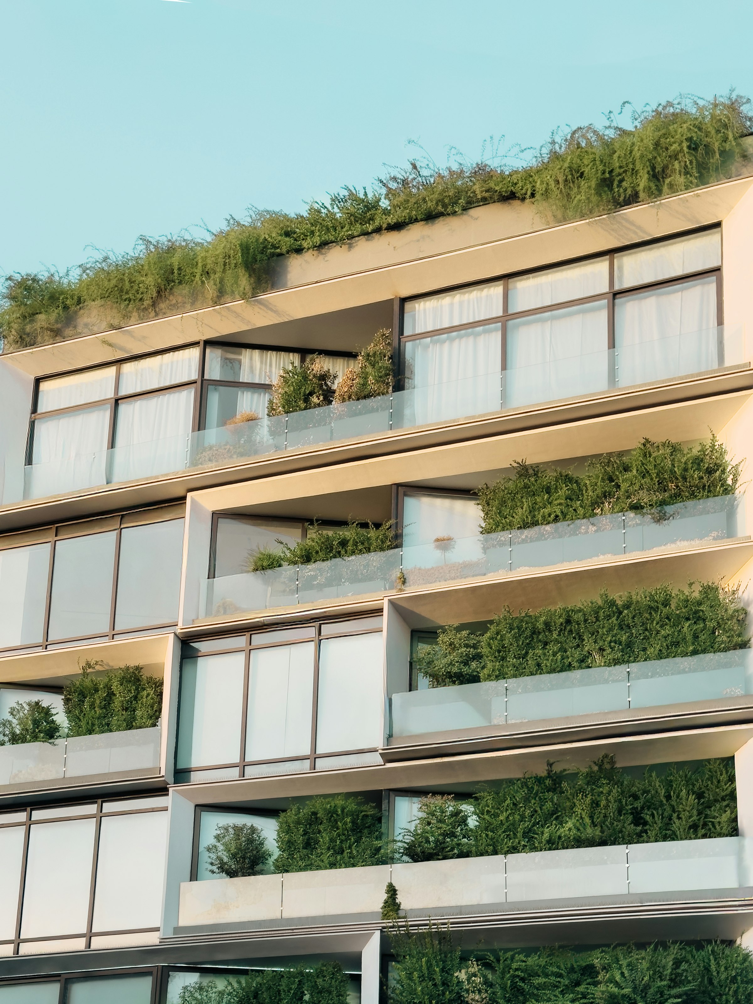 Fachada de edificio con balcones verdes